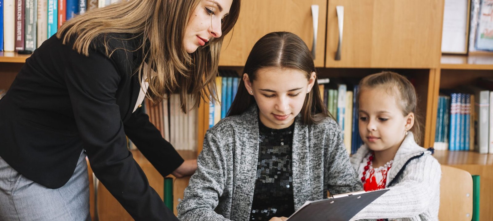 girl-holding-black-plane-table